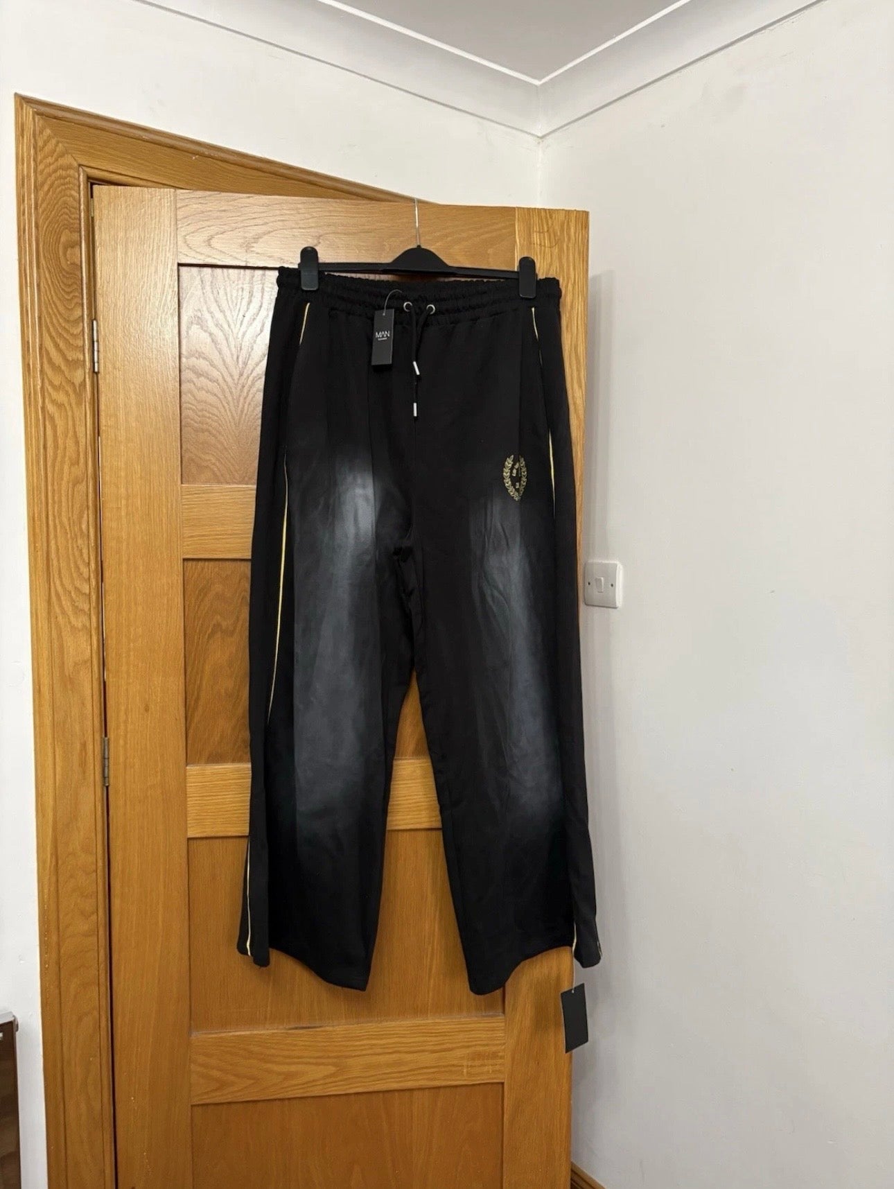BoohooMan Relaxed Wide Fit Spray Wash Piping Joggers Colour Black/Yellow Size L