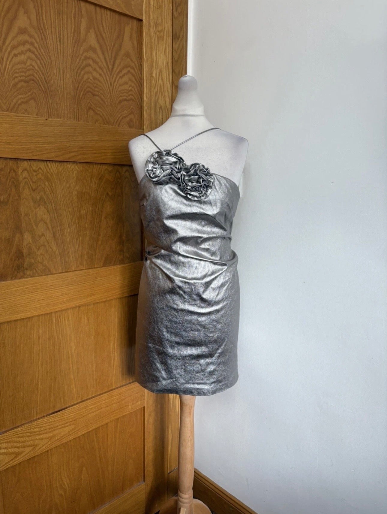 Mango Asymmetrical Maxi Flower
Dress Colour Silver Size 12