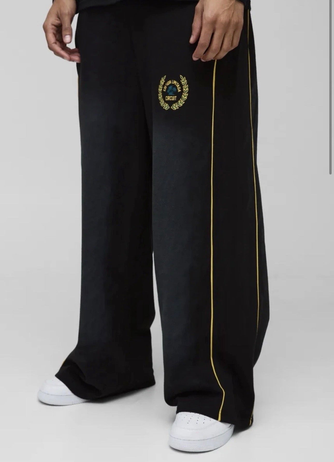 BoohooMan Relaxed Wide Fit Spray Wash Piping Joggers Colour Black/Yellow Size L