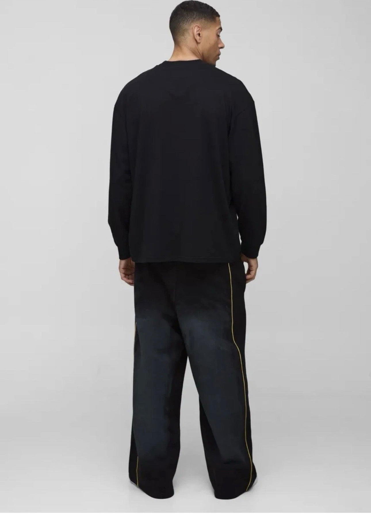 BoohooMan Relaxed Wide Fit Spray Wash Piping Joggers Colour Black/Yellow Size L