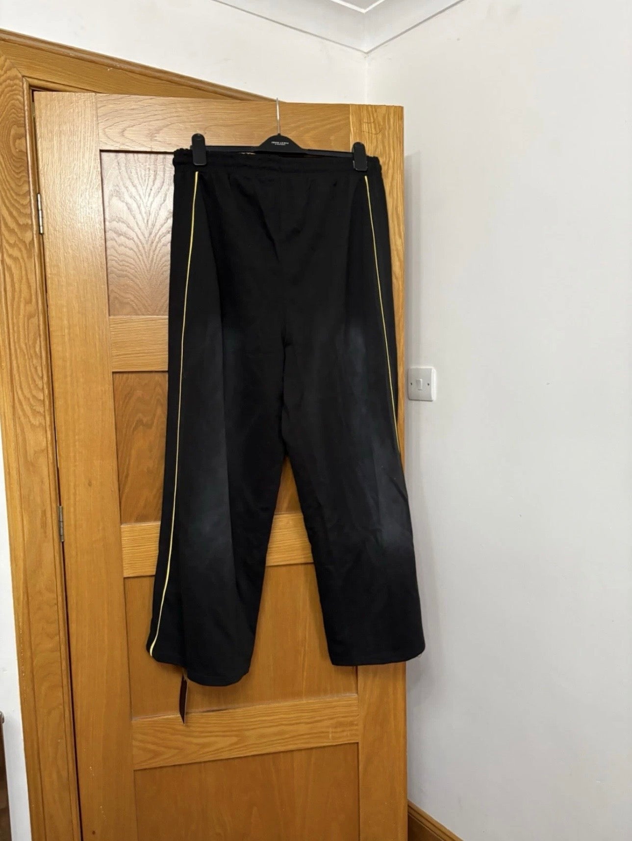 BoohooMan Relaxed Wide Fit Spray Wash Piping Joggers Colour Black/Yellow Size L
